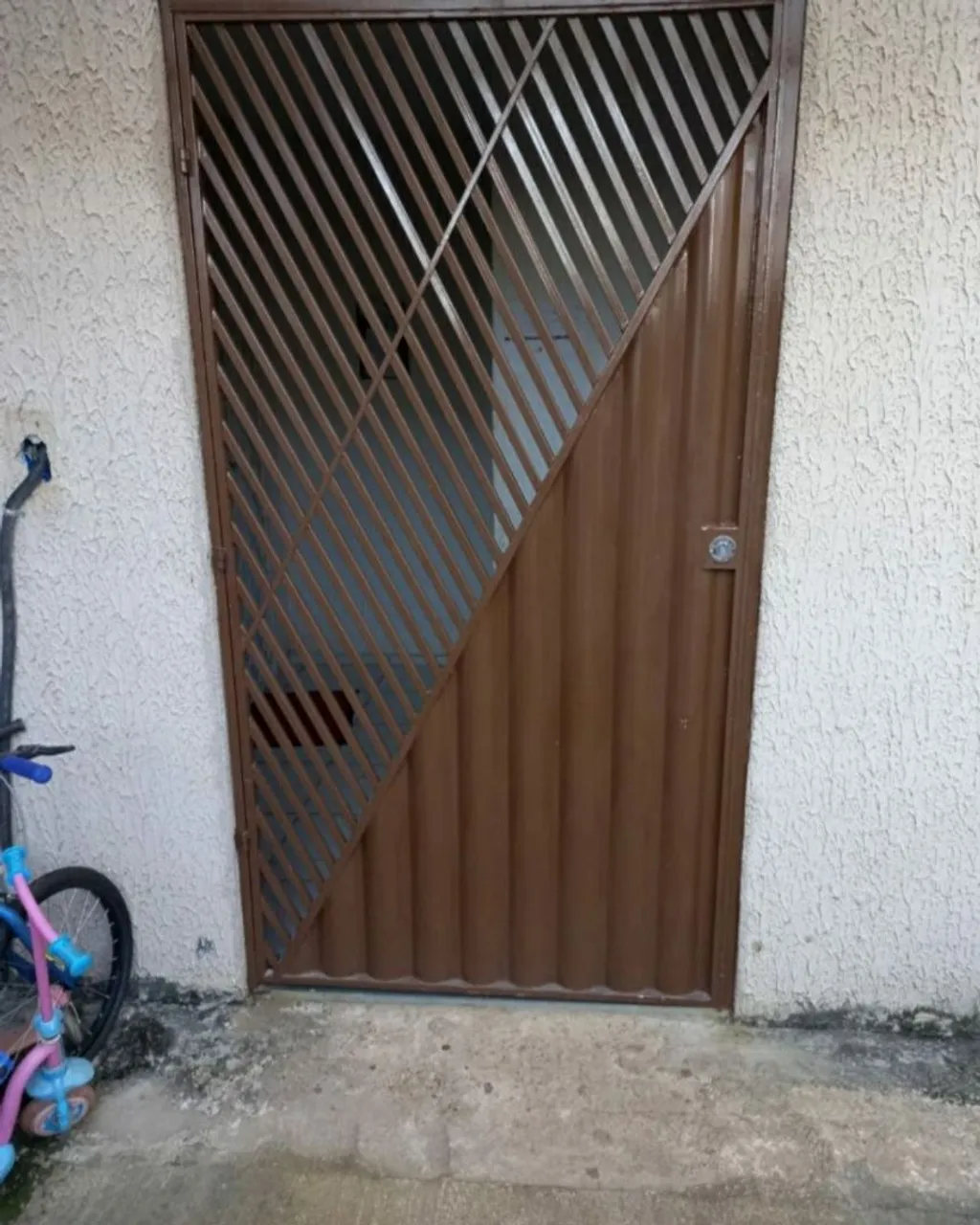 ALUGO APARTAMENTO RECÉM REFORMADO!