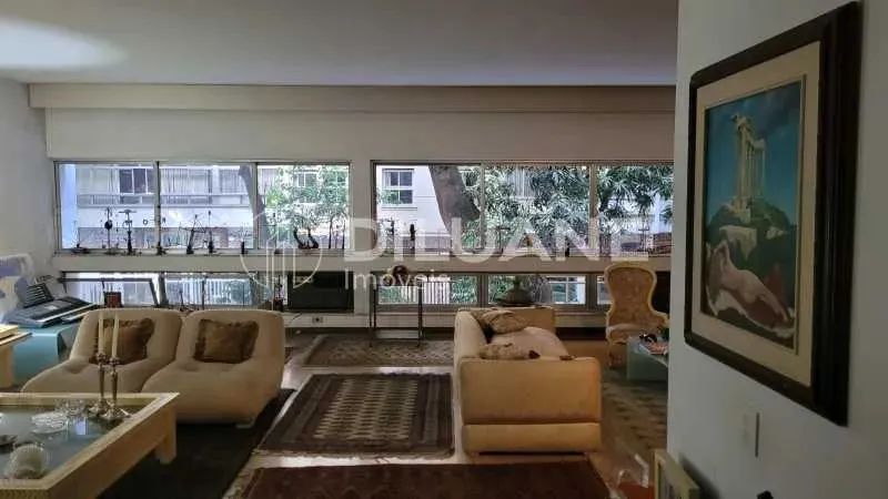 Apartamento - / Residencial / Copacabana