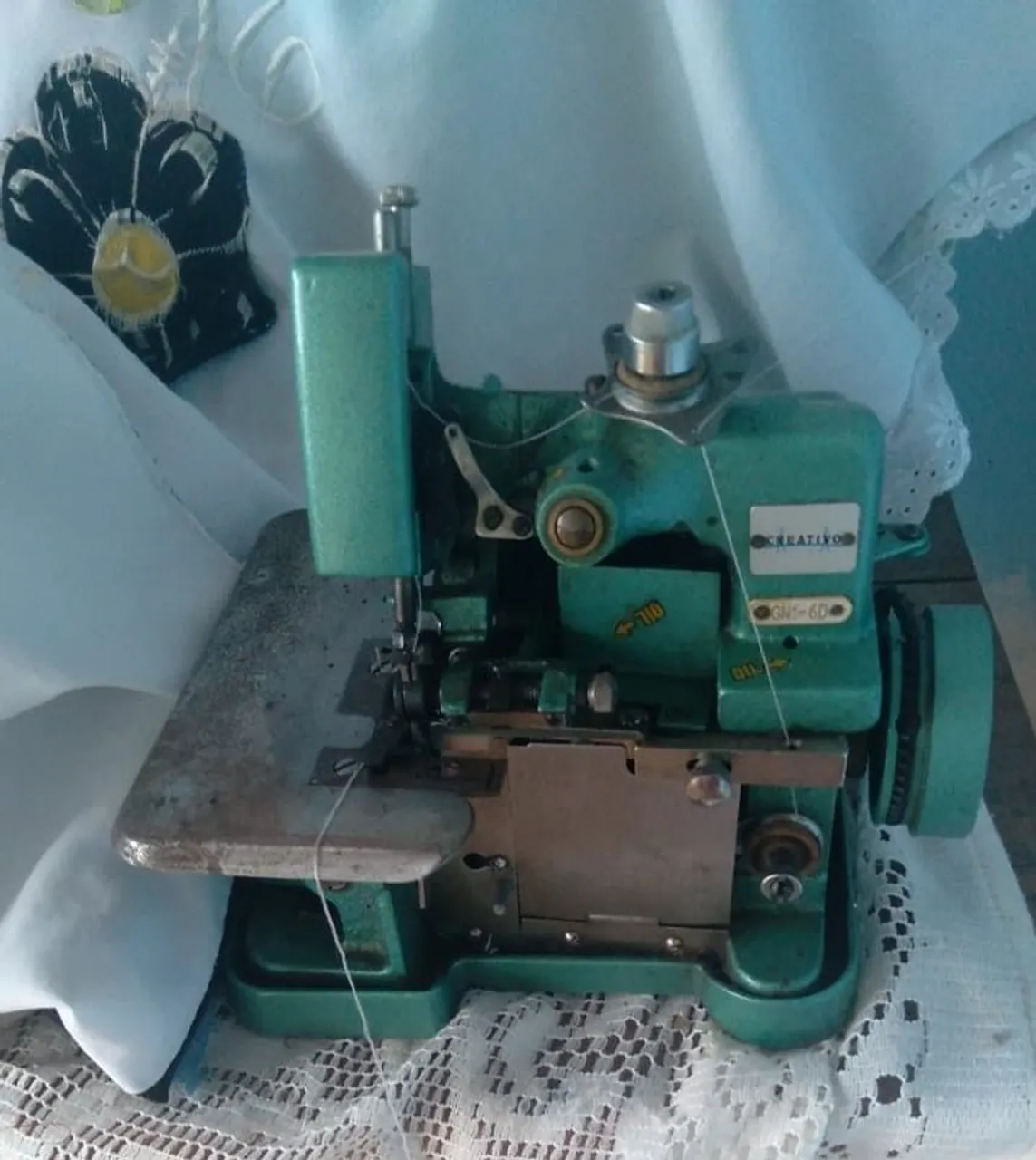 Máquina de Overlock Criativa- Ótima para Costurar!