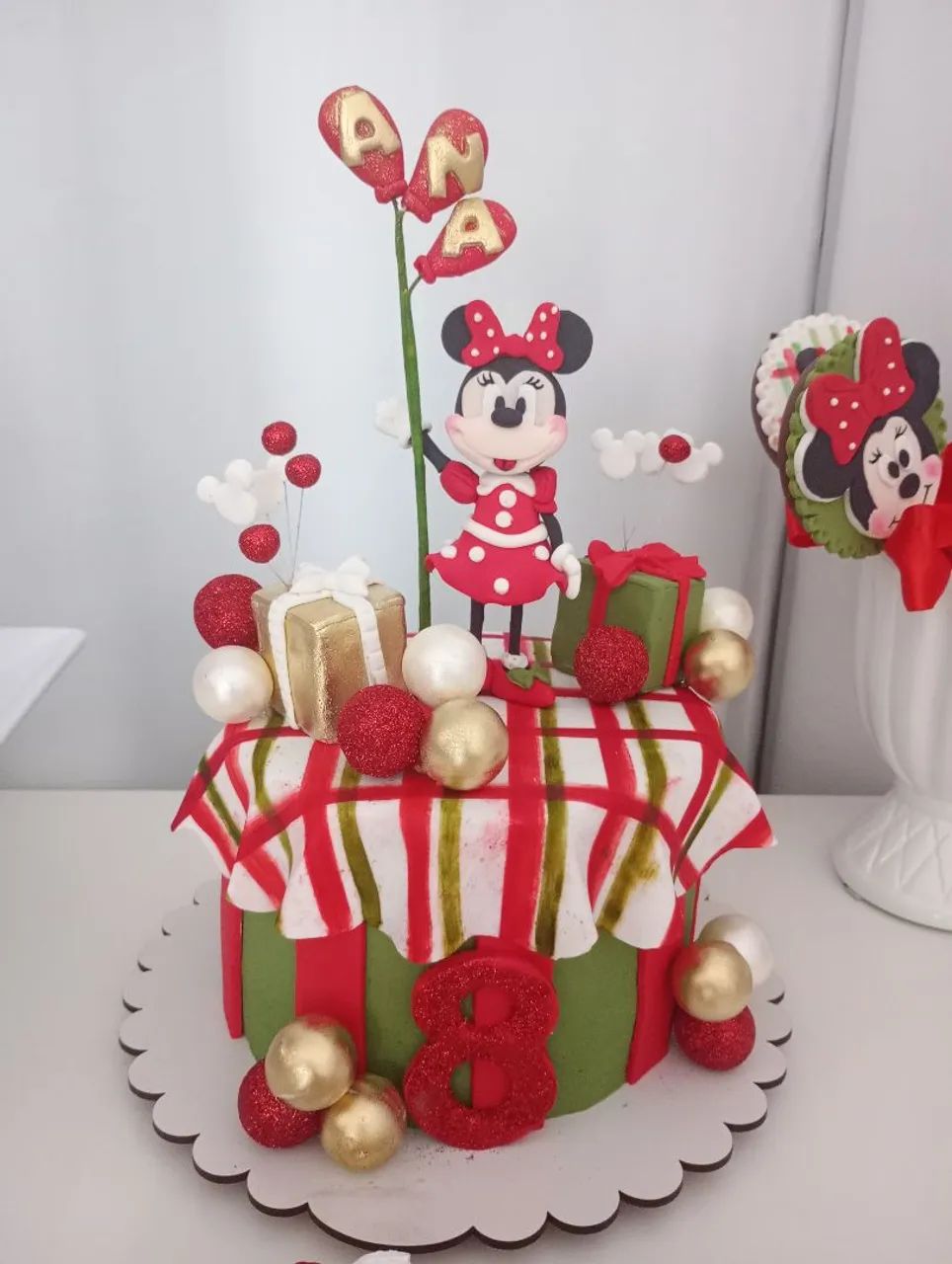 Bolo decorado com docinhos personalizados para aniversário - Foto 2