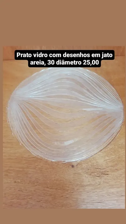 Prato de vidro com desenhos em jato de areia, 30cm de diâmetro