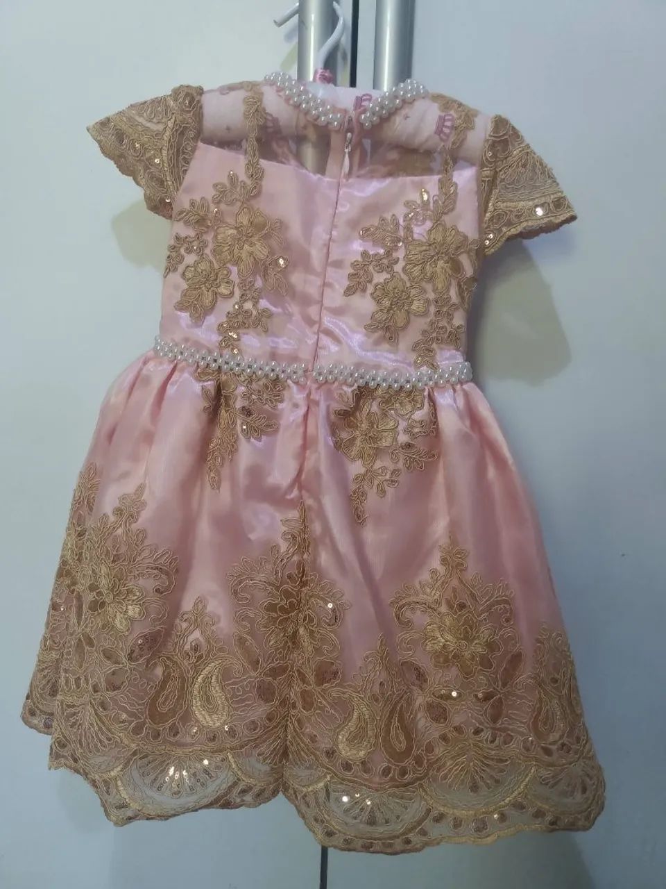 Vestido de festa infantil rosa com detalhes dourados - Foto 6