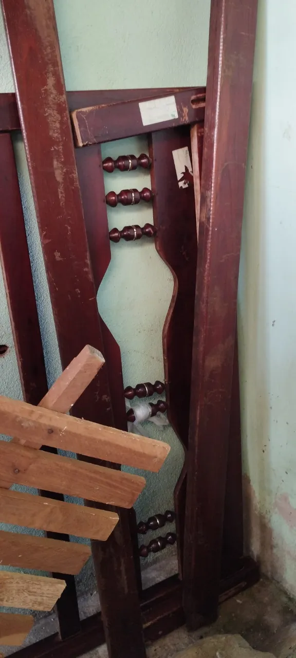 Cama de casal de madeira