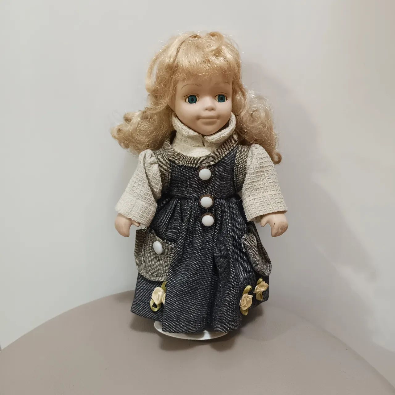 Boneca antiga de porcelana 