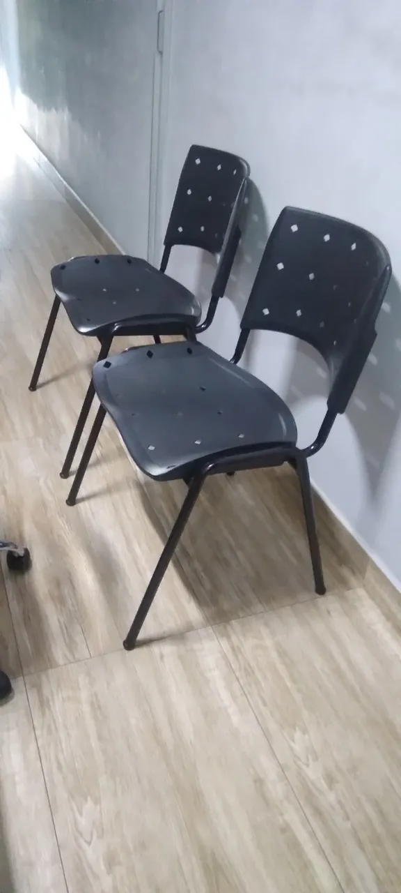 2 cadeira de plastico de ferro