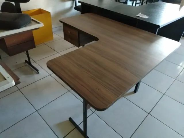 mesa L madeirada, perna de ferro - frete gratis