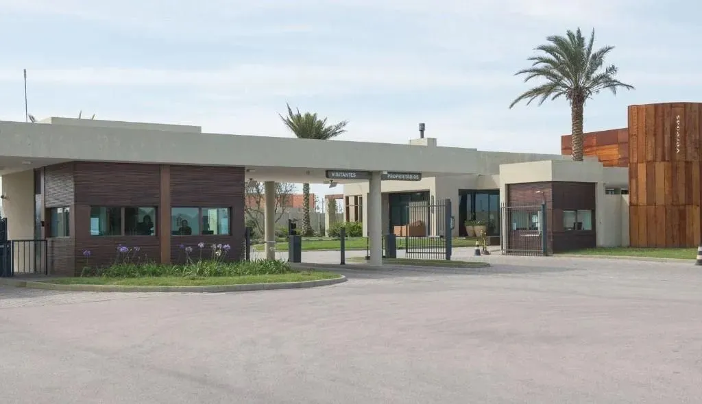Terreno à Venda no Laranjal, Pelotas/RS - 420m², Fundo de Lago, Piscina Aquecida, Churrasq
