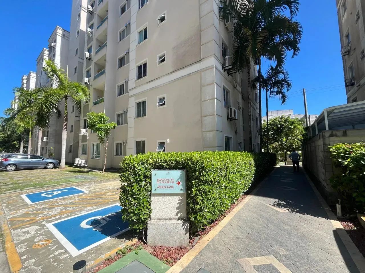 Alugo apartamento 2/4 suíte e varanda no Soberano em Buraquinho - Foto 2