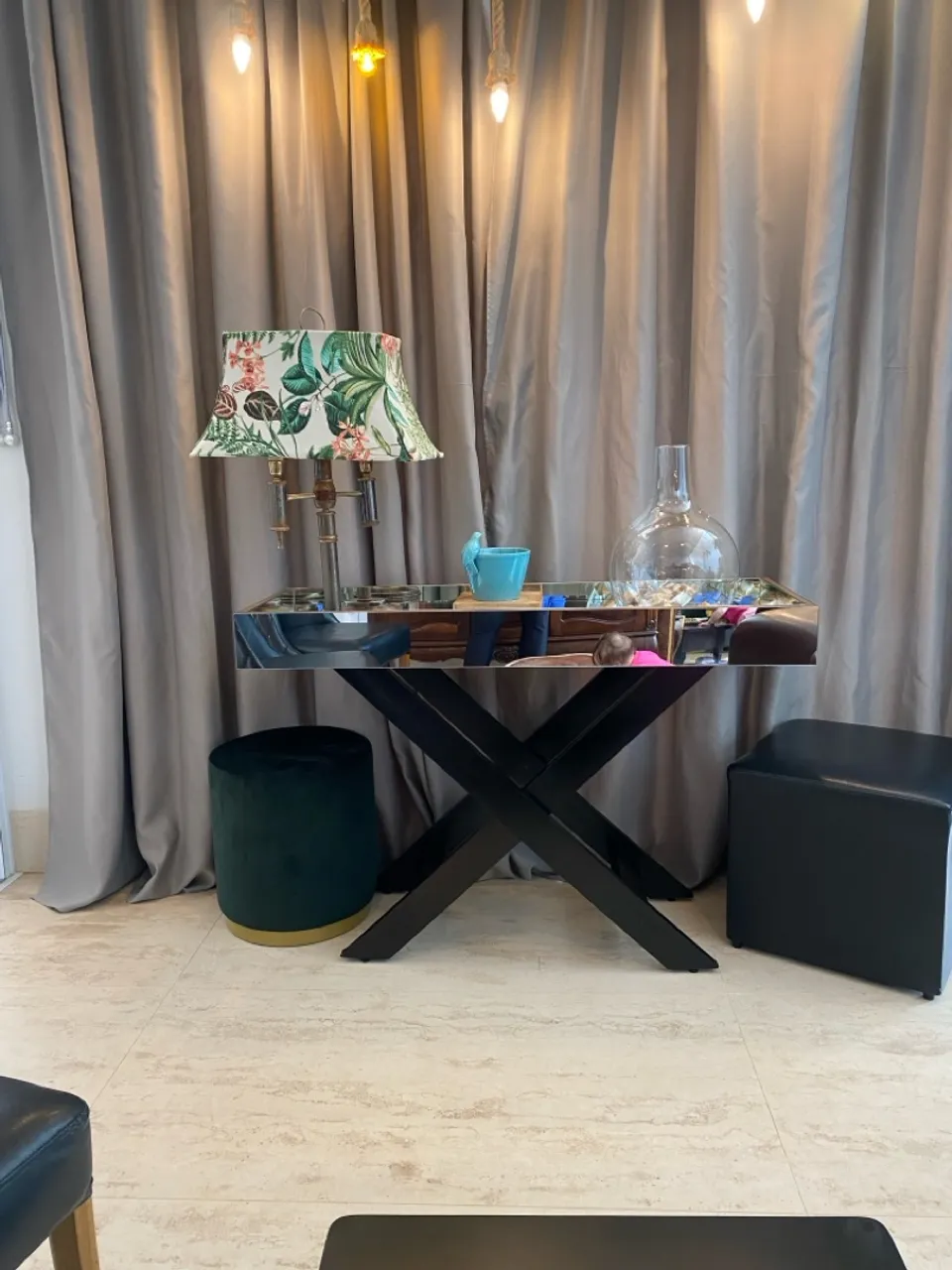 Mesa Aparador Espelhada com Base Preta