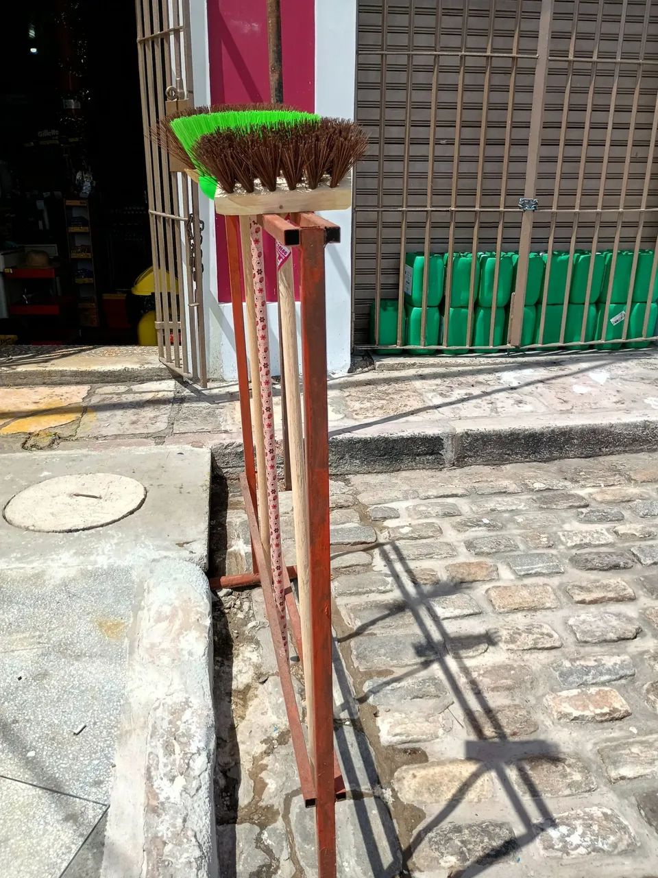 Suporte para vassouras e outros