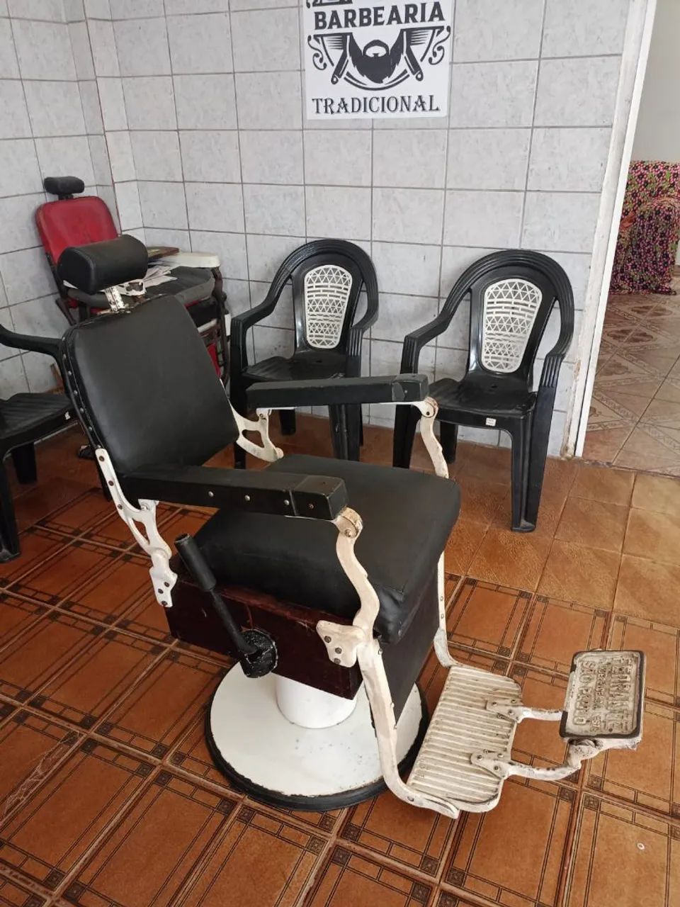 Vendo cadeira de barbeiro  - Foto 2