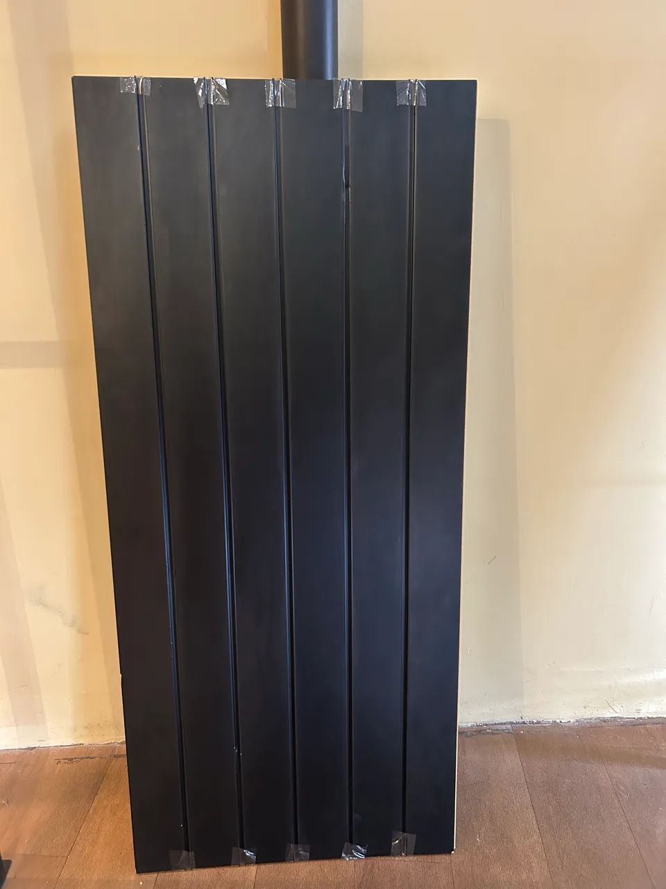 Painel preto em madeira 