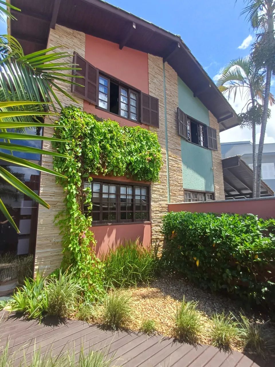 Casa com 3 dormitórios no Campeche - Espaço, conforto e área de lazer privativa