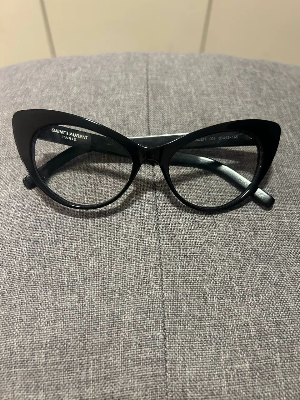Óculos Saint Laurent original estilo gatinho preto - elegante e sofisticado 