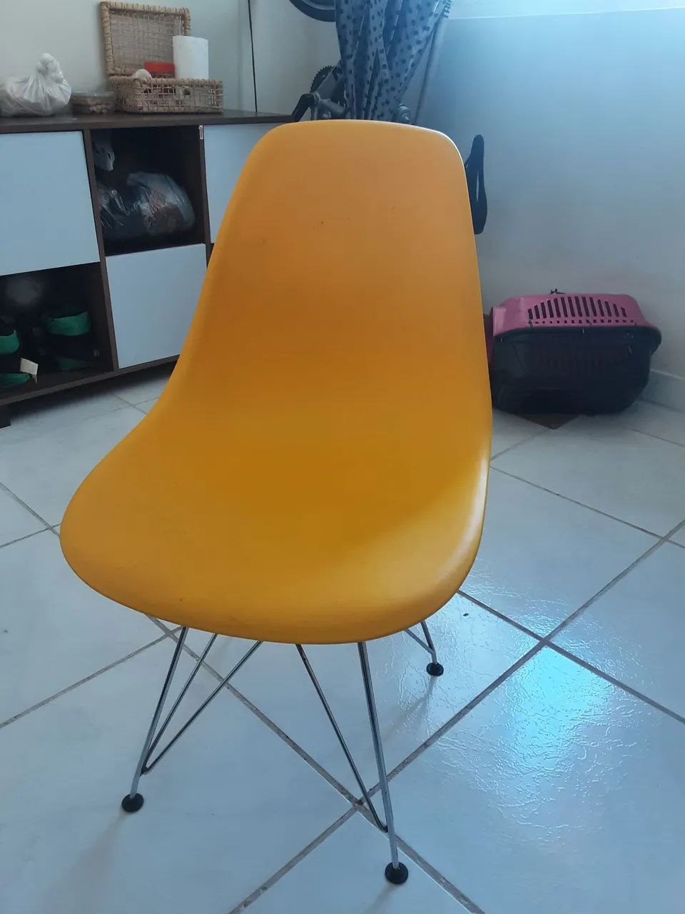 VENDO 2 CADEIRAS AMARELAS (modeo Charles Eames Eiffel) - Foto 2