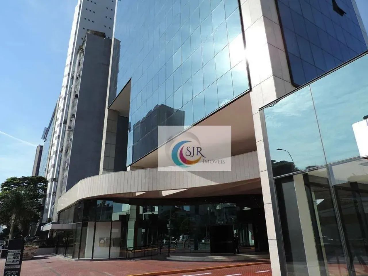 Conjunto comercial com 293,00m² com 7 vagas de garagem
