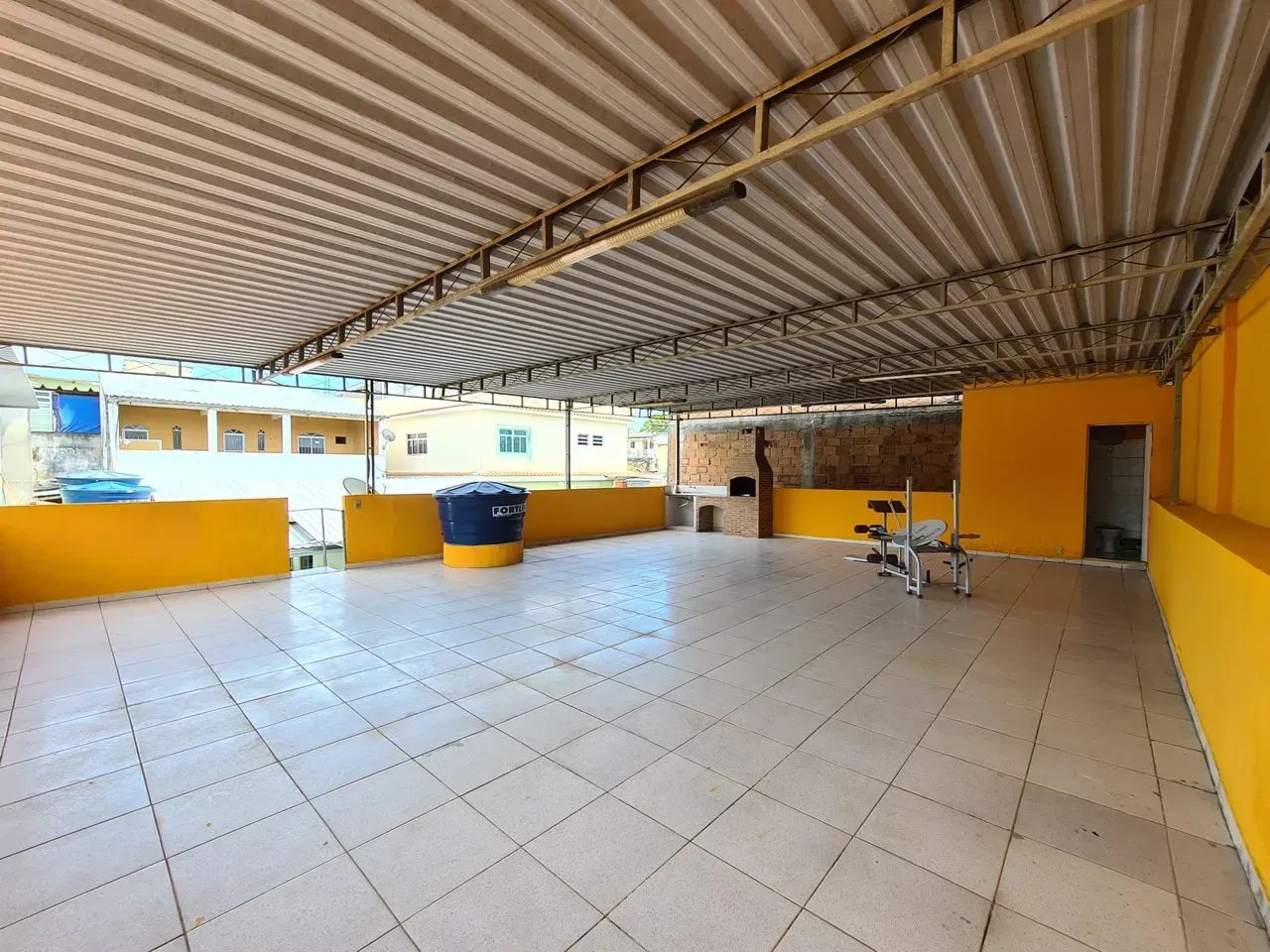 Excelente casa com 03 quartos, 03 banheiros, terraço e churrasqueira no centro de Comendad