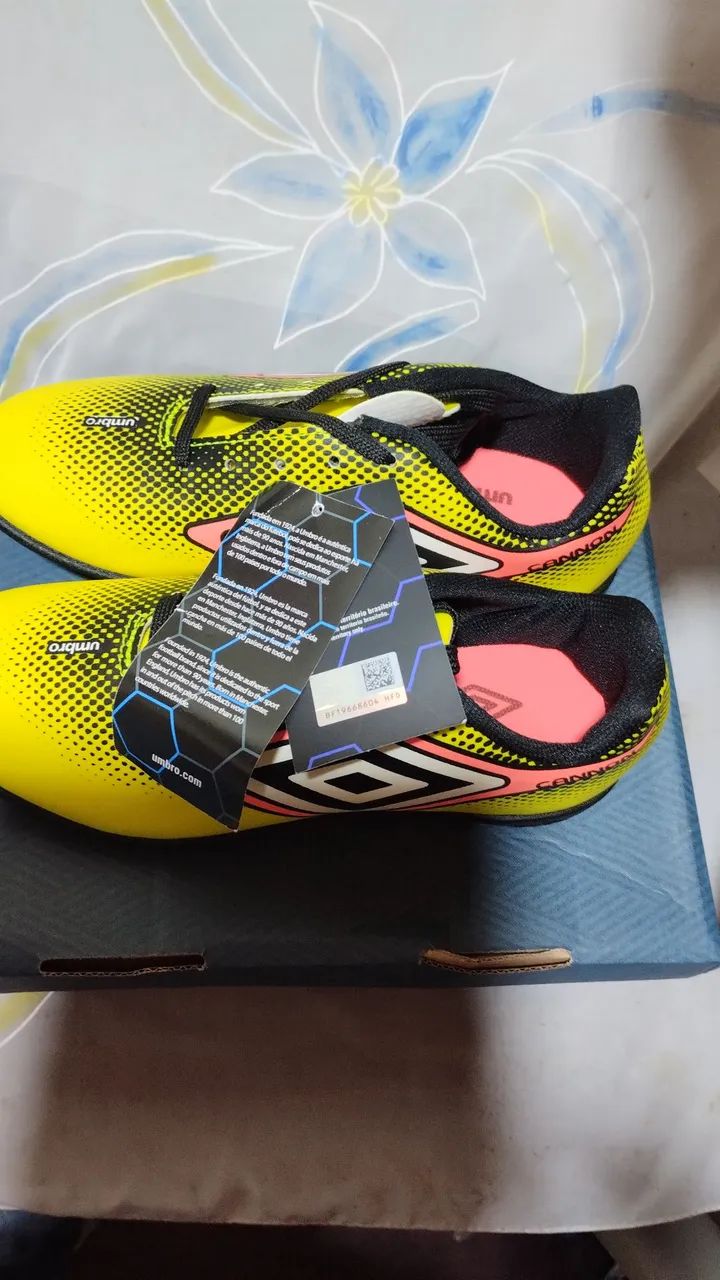 Chuteira society umbro Cannon Jr 33 limão/laranja flúor/preto