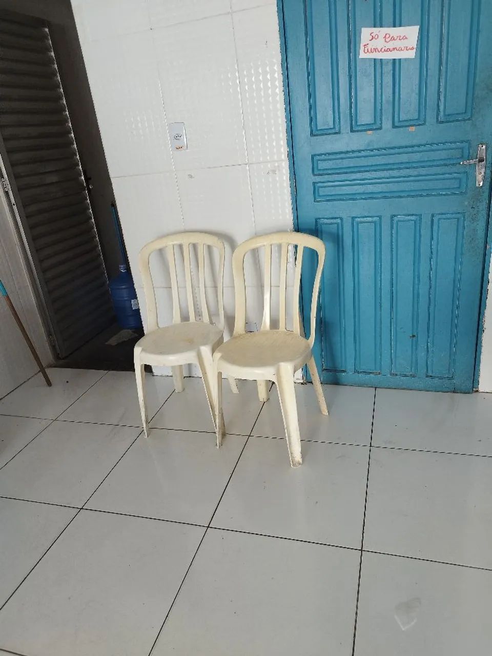 Cadeiras de plástico 