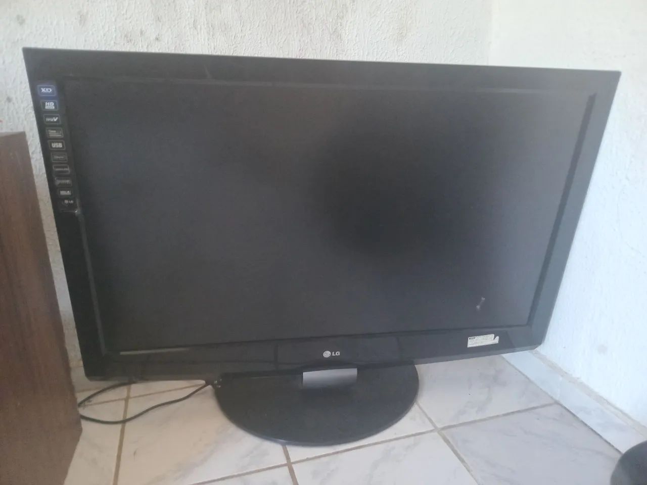 TV LG, tem smart mais nao esta atualizado os app, não sei muito detalhes tem HDMI, netflix