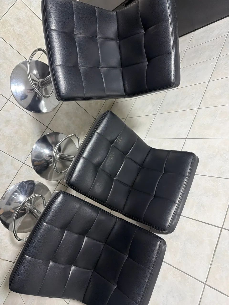 Banqueta Alta Estofada Courino Preta - Foto 3