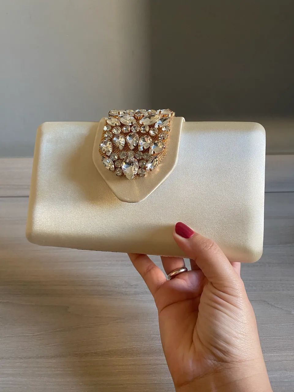 Clutch Dourada/palha com cristais
