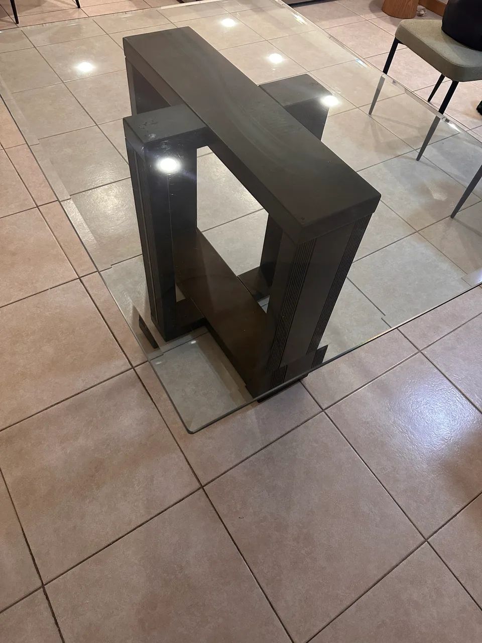 Mesa de jantar de madeira com tampo de vidro  - Foto 3