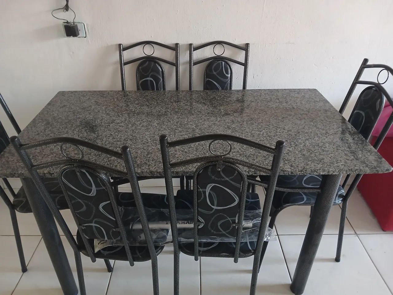 Mesa com 6 cadeiras e Tampo de Granito - R$ 650 - Foto 3