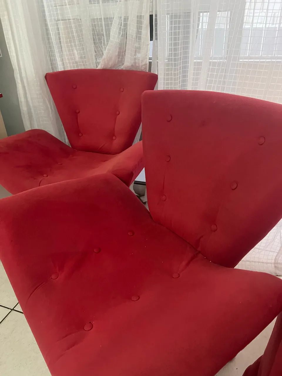 Par de Poltronas Decorativas Vermelhas em Suede com Pés Metálicos - Foto 3