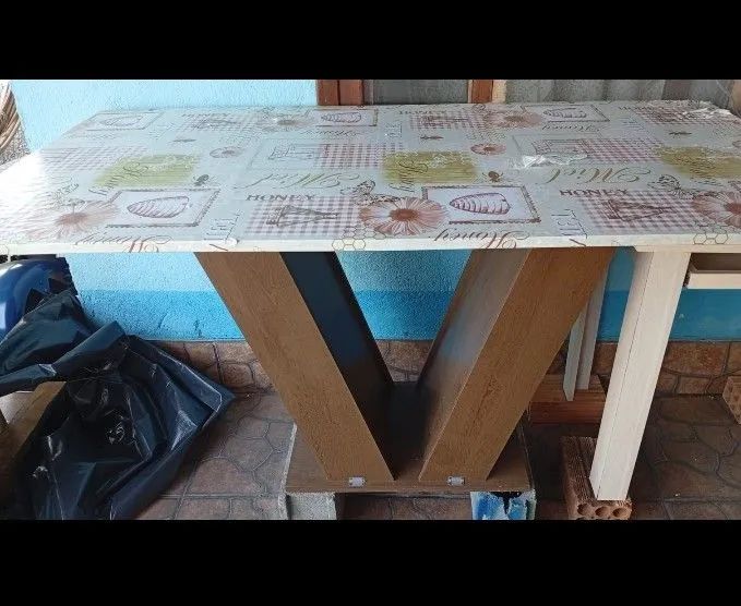 Mesa com seis cadeiras 