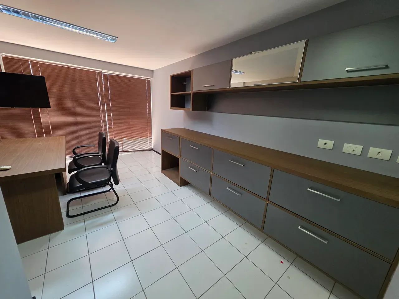 LOCAÇÃO - Belíssima Sala Comercial no Ed. Plenarium - Mobiliada