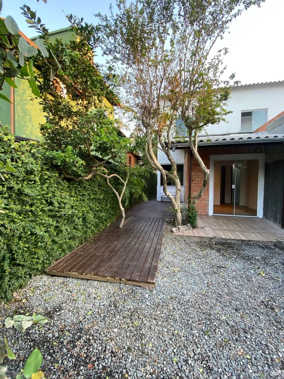 Casa para alugar no Rio Tavares, rua tranquila, trilha ecológica para praia de 10min