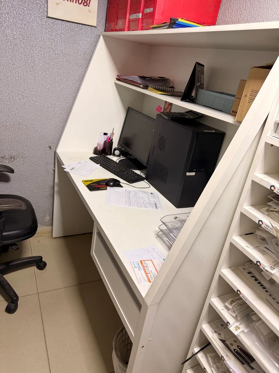 Escrivaninha com gaveta 