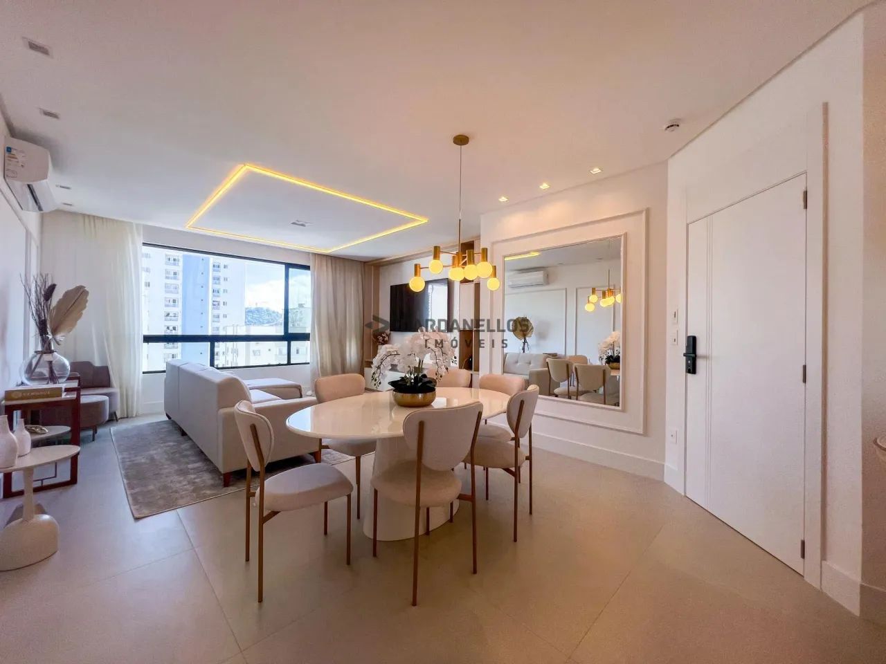 Apartamento com 4 suítes no Edifício Torre de Booz em Balneário Camboriú