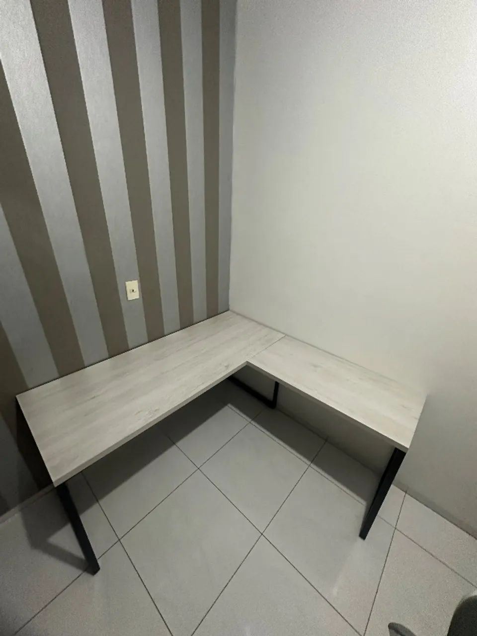 Escrivaninha para trabalho e estudo