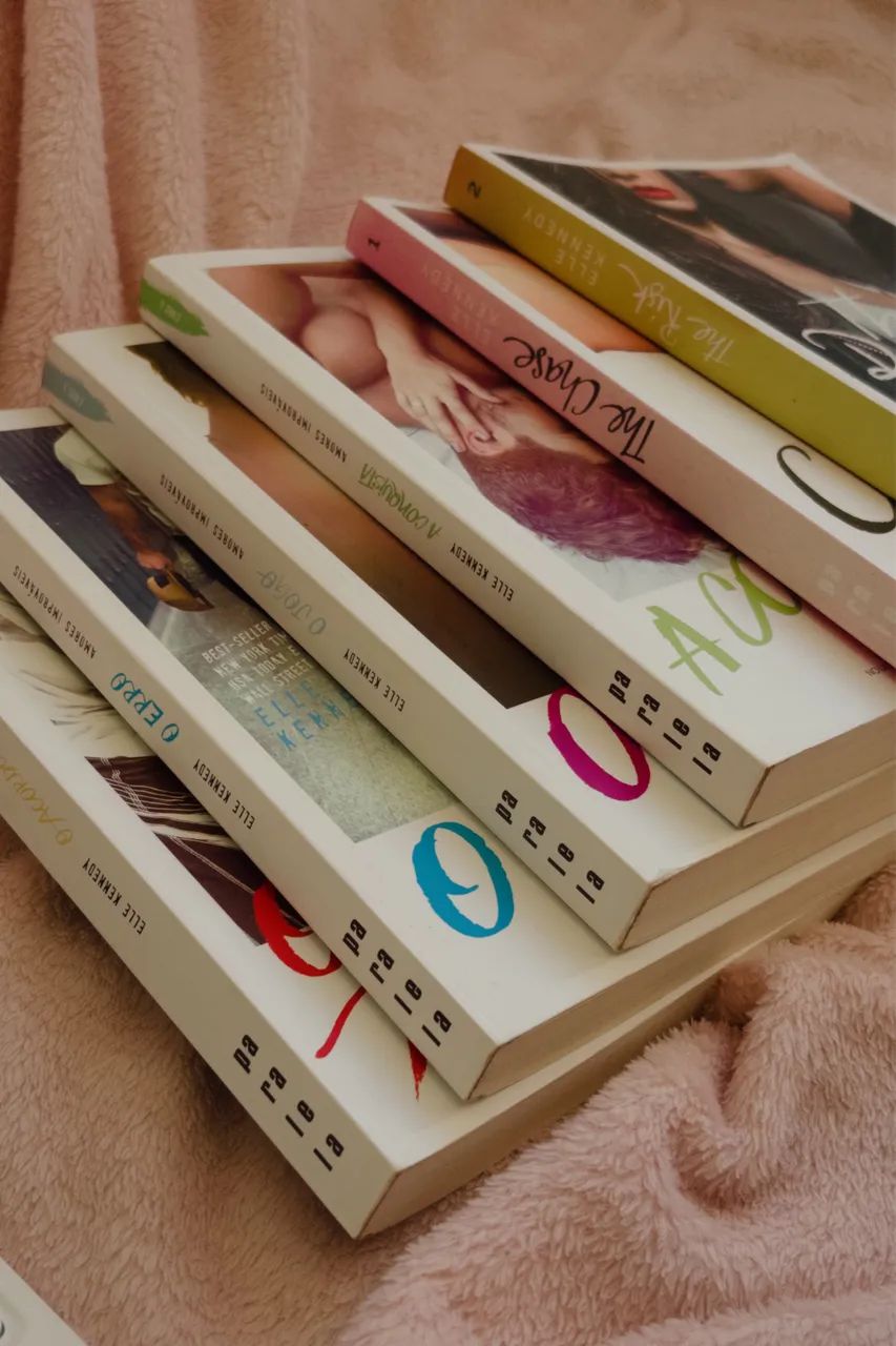Livros da serie OFF CAMPUS (4 livros + 2 spin offs) - Foto 3