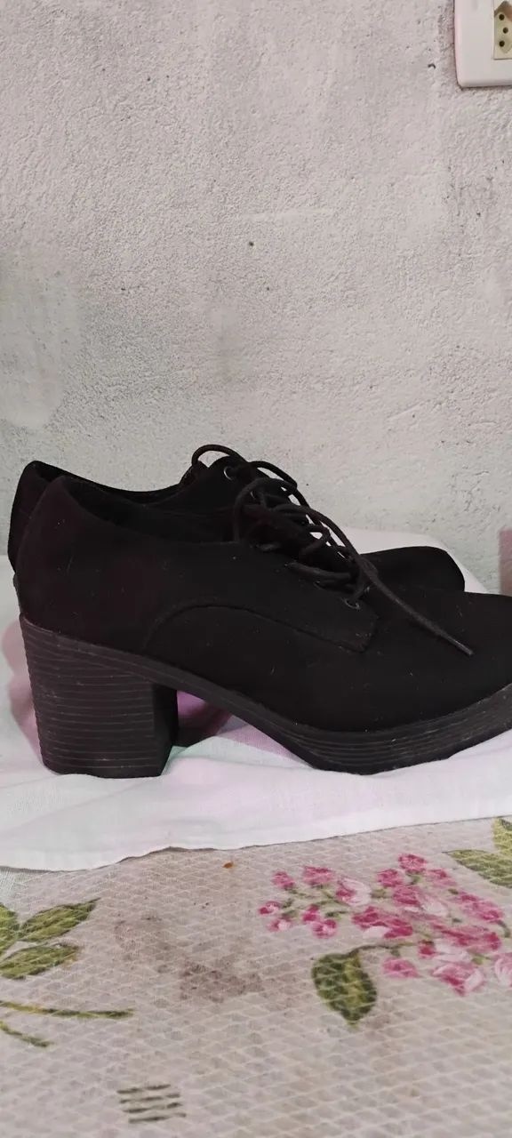 Vendo sapato de camurça tamanho quarenta
