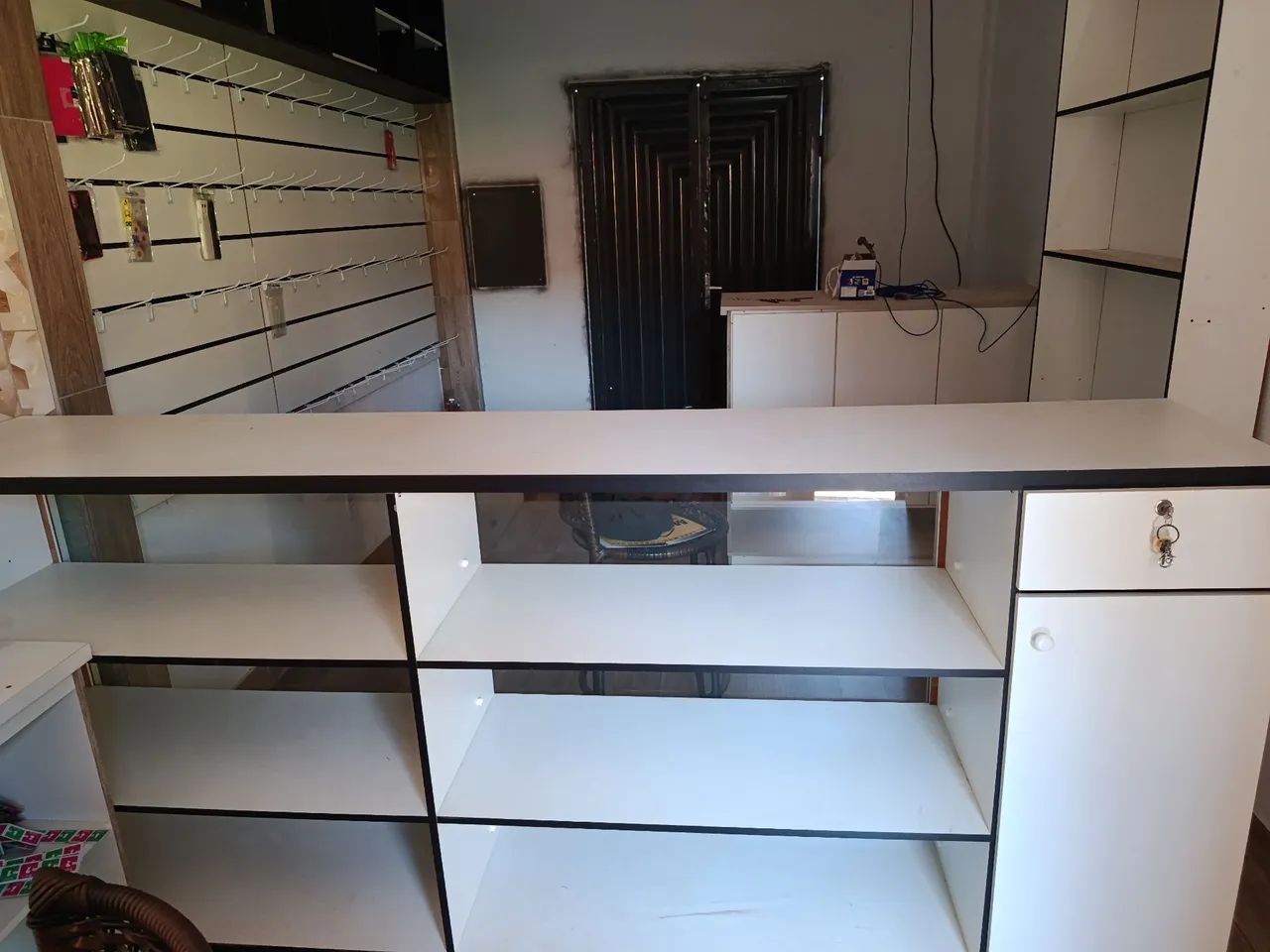 Balcão Expositor MDF com vidro  - Foto 2