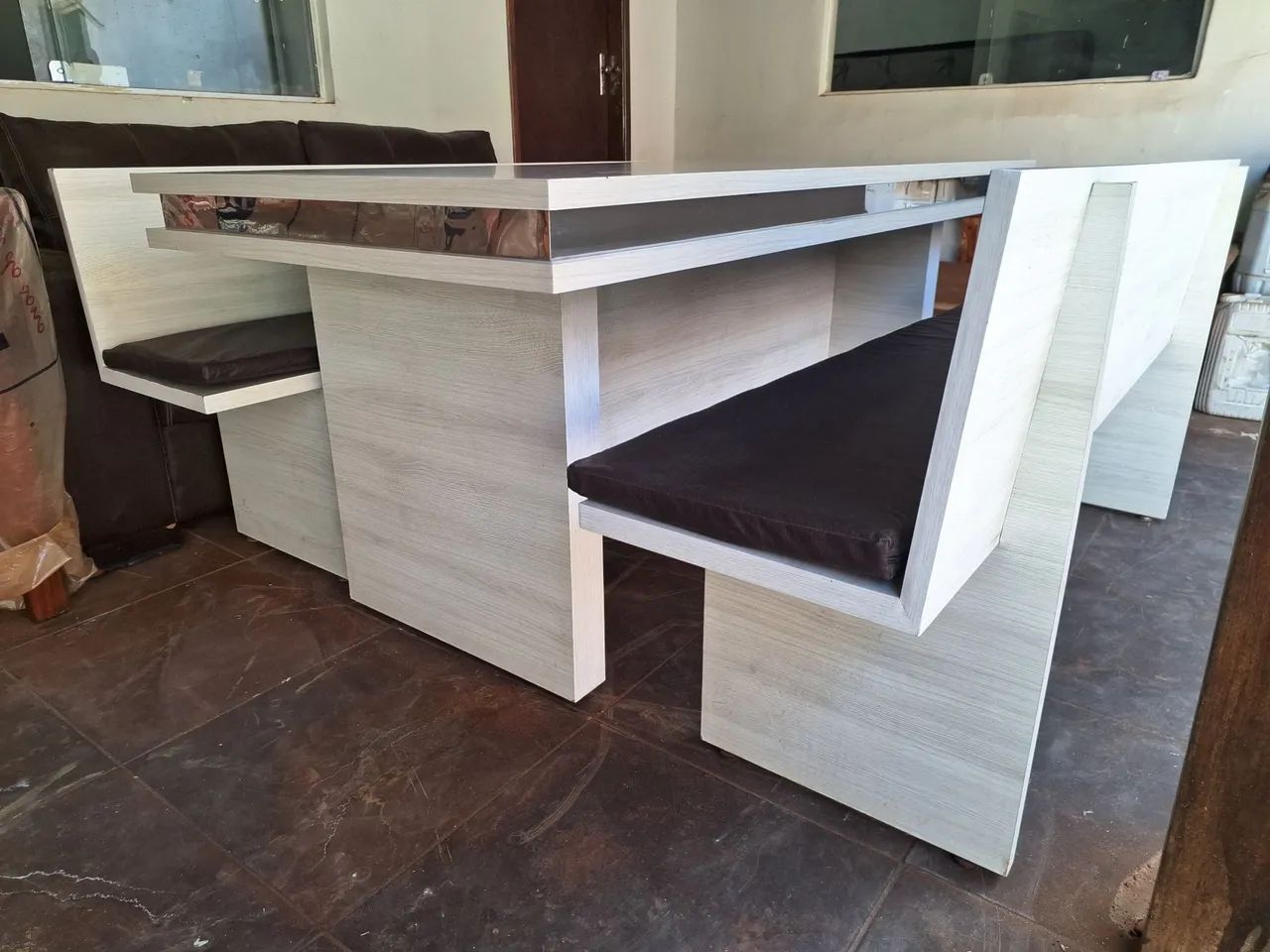 Mesa grande em mdf com bancos - Foto 2