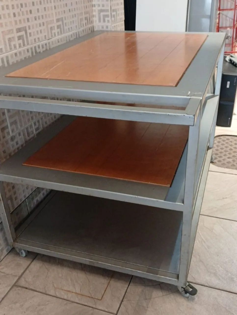 Mesa expositora com rodinhas  - Foto 2