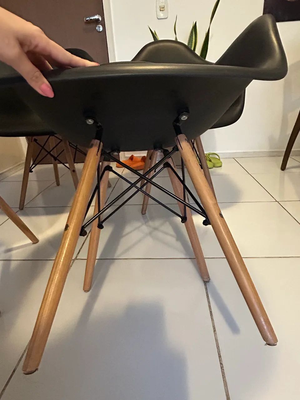 cadeira com braços estilo Charles Eames Eiffel em polipropileno preto com base de madeira - Foto 5