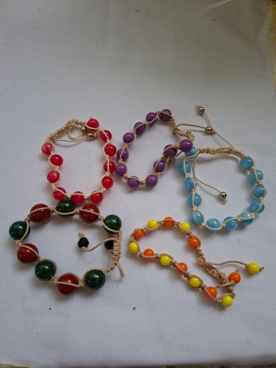 Pulseiras em macramê com contas diversas. - Foto 5