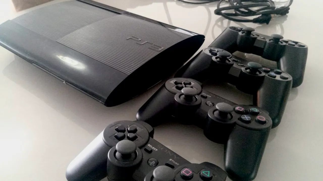 Vendo PS3 seminovo, acompanha 4 controles. - Foto 2