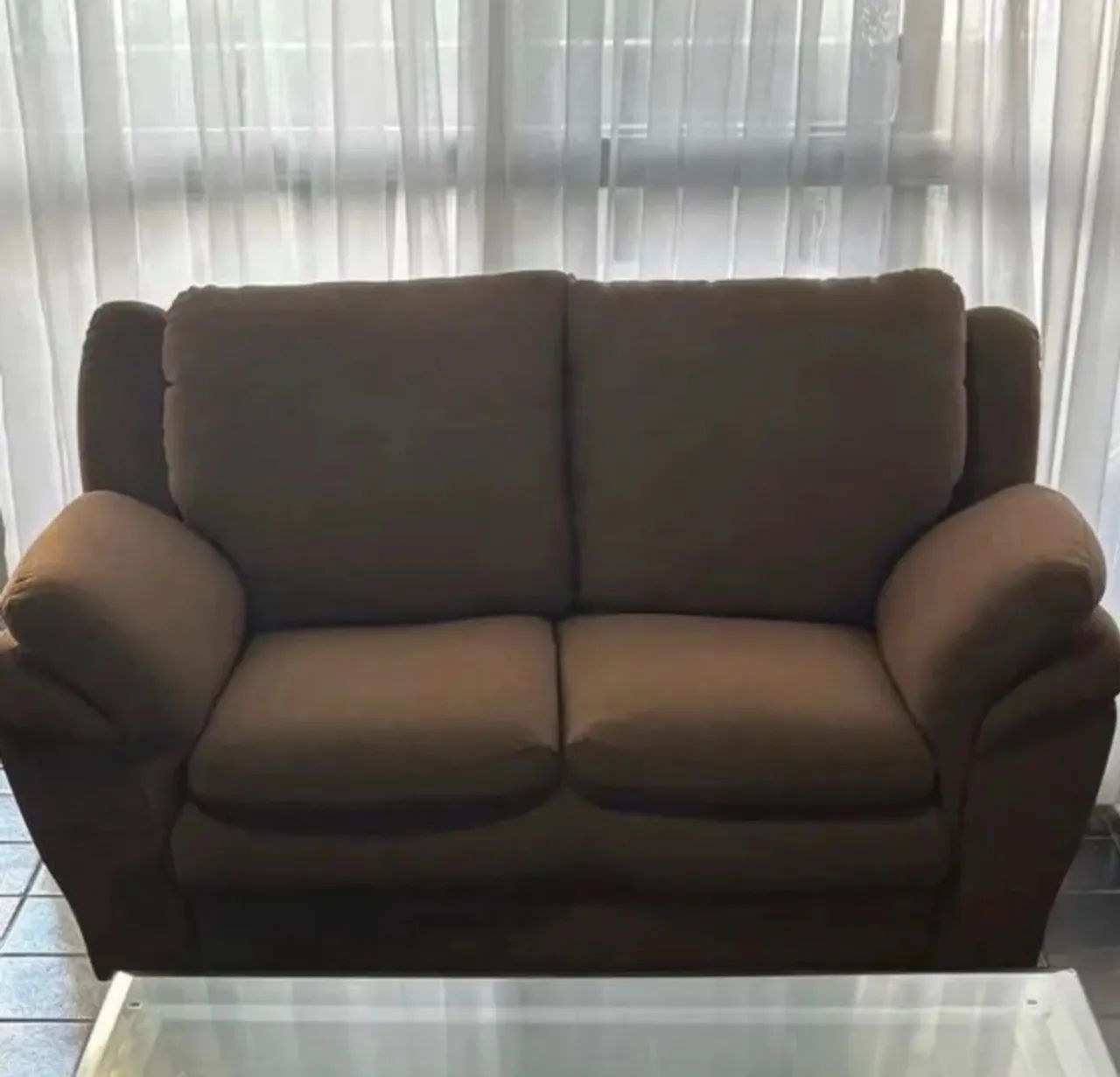 Vende-se sofá de dois lugares. 