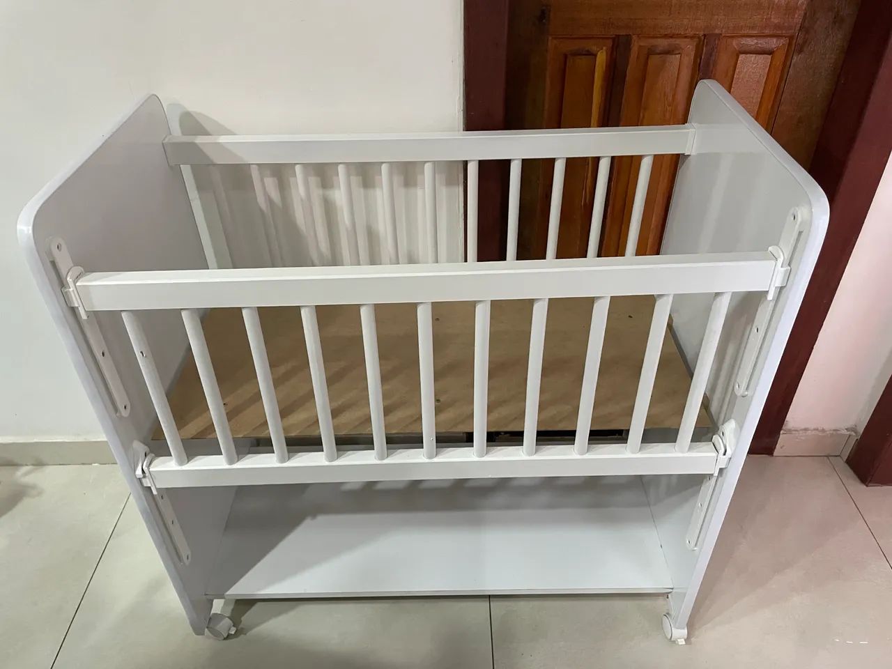 Mini Berço Branco com Rodízios, Grade Móvel e Colchão Incluso - Foto 5