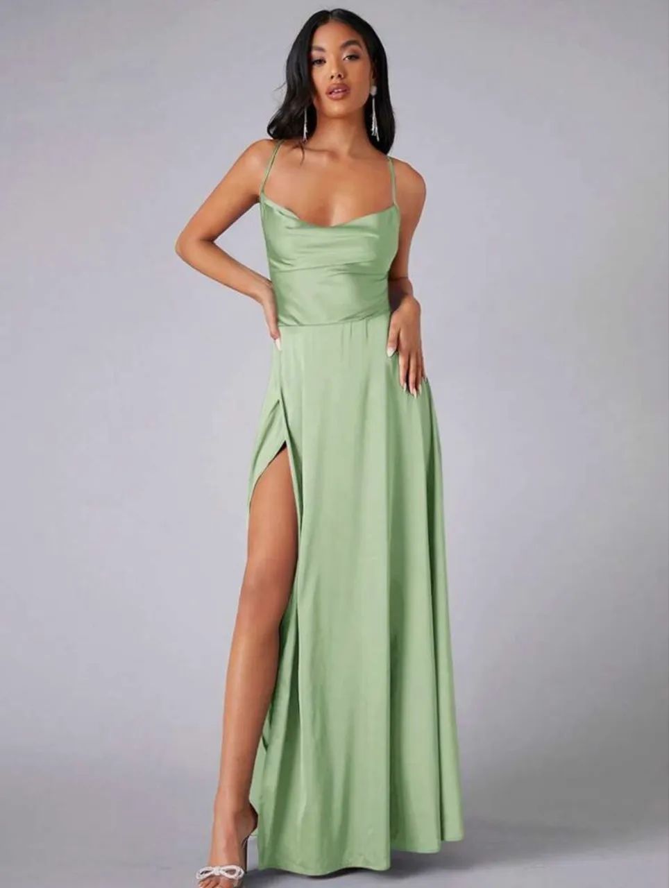 Vestido de cetim verde menta 