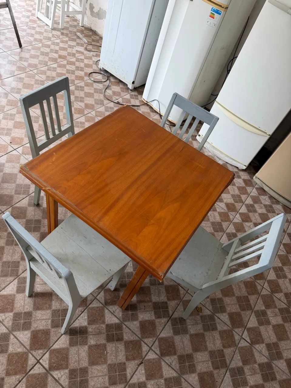 MESA USADA COM 4 cadeiras - Foto 2