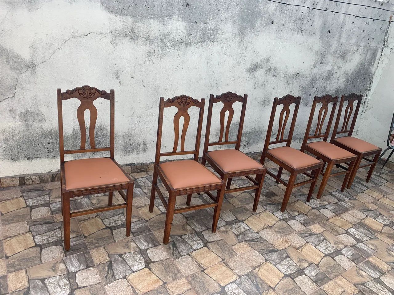 Venda de mesa com 6 cadeiras em madeira antiga  - Foto 2