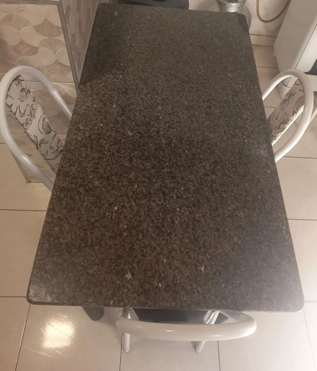 Vendo mesa de mármore com 3 cadeiras