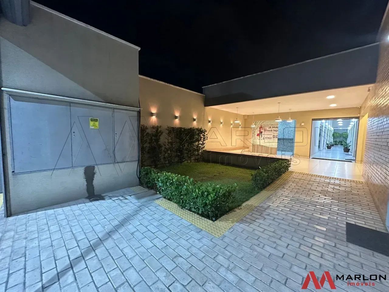 Prédio Comercial em Cidade da Esperança, Mini Shopping, 13 salas, 250m².